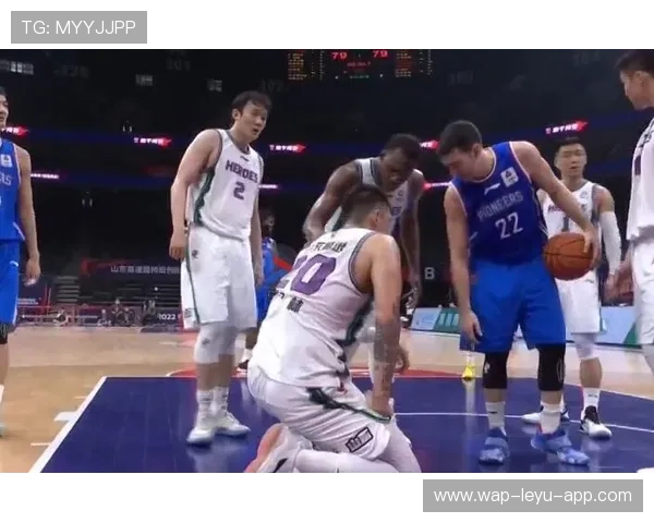 拉人犯规判罚标准解析：哪些动作会被裁判认定犯规？