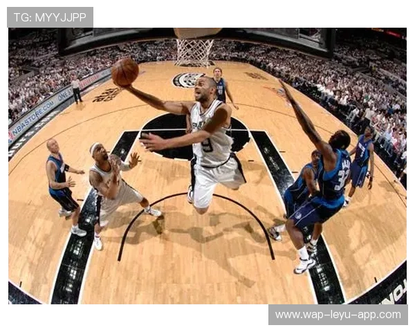 帕克无球跑动改变防守布局，主导马刺进攻节奏